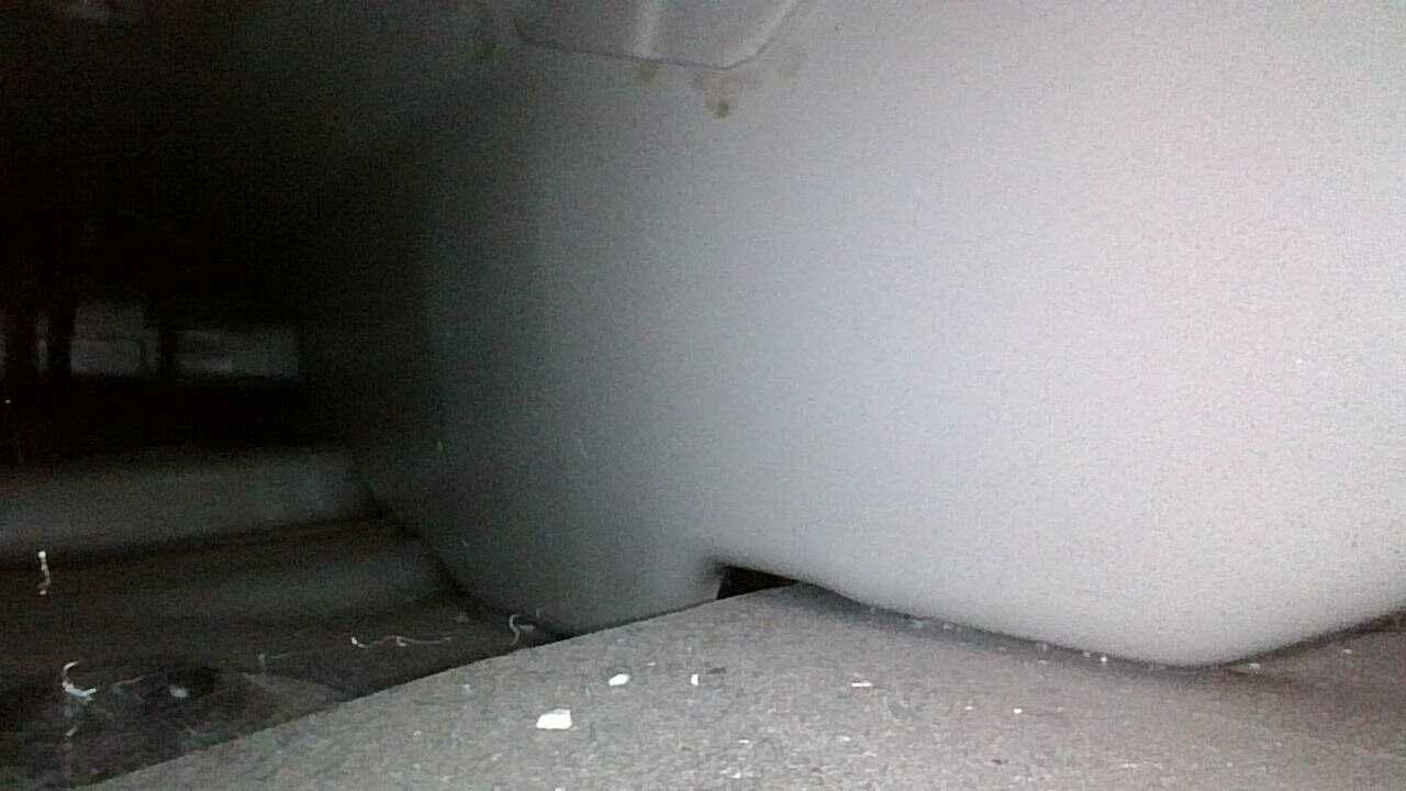 Полость внутри правого порога
