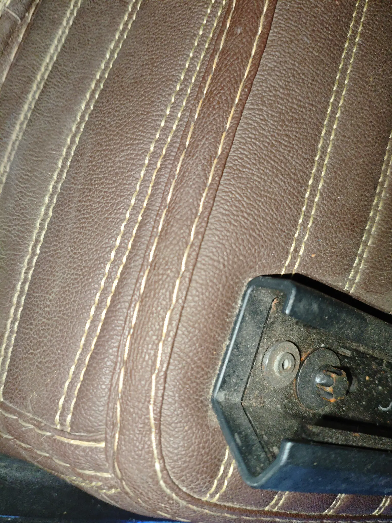 Направляющие салазок сиденья водителя