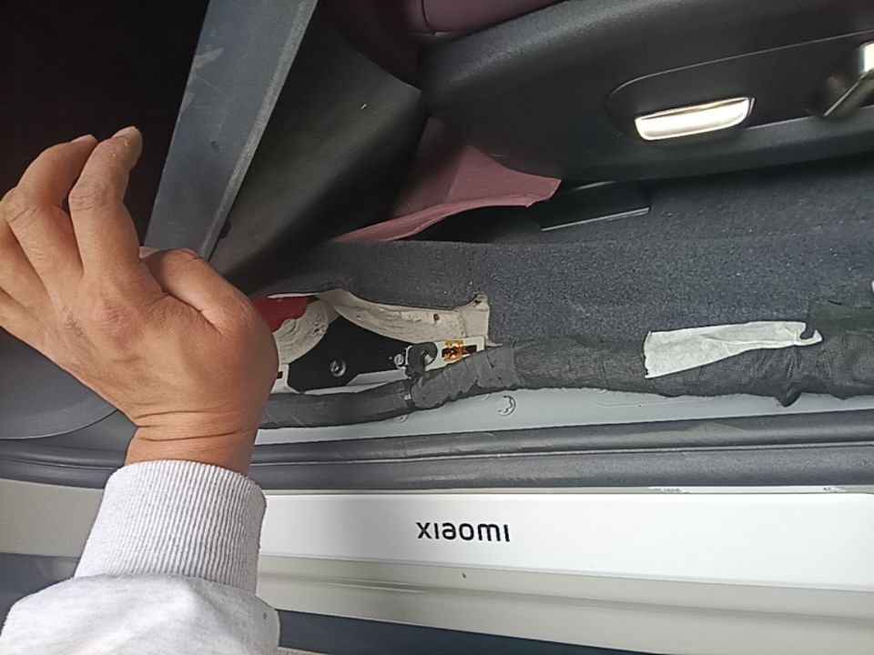 Разъёмы проводки слева в салоне