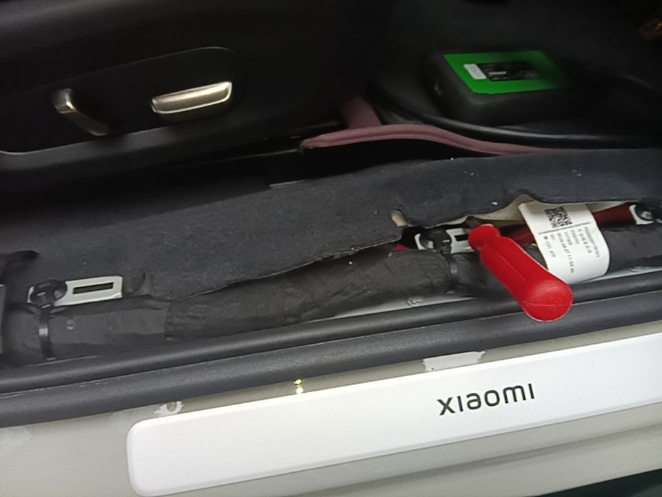 Разъёмы проводки справа в салоне