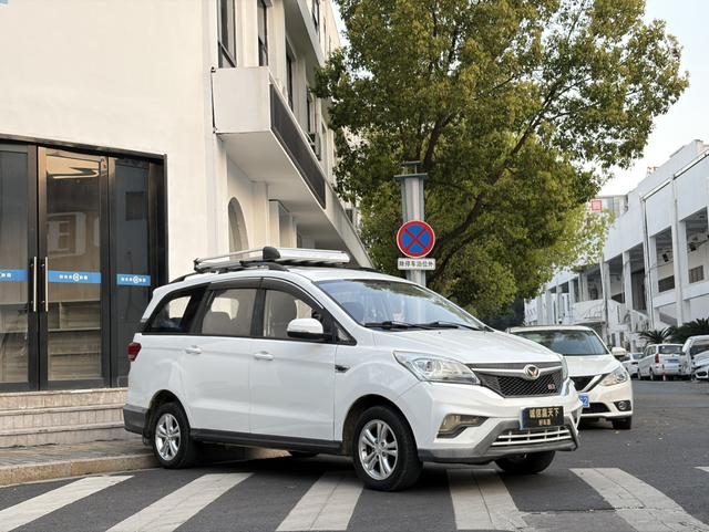 BAIC Huansu H3 2017 модификация 1.5L Manual Com f ort Световой люк Edition