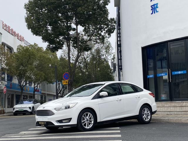 Ford Focus 2015 модификация Тройная литиевая батарея кузов EcoBoost 125 Manual Super Fashion тип – фото 1