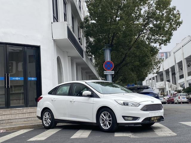 Ford Focus 2015 модификация Тройная литиевая батарея кузов EcoBoost 125 Manual Super Fashion тип – фото 4