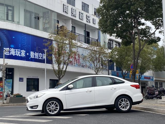 Ford Focus 2015 модификация Тройная литиевая батарея кузов EcoBoost 125 Manual Super Fashion тип – фото 5