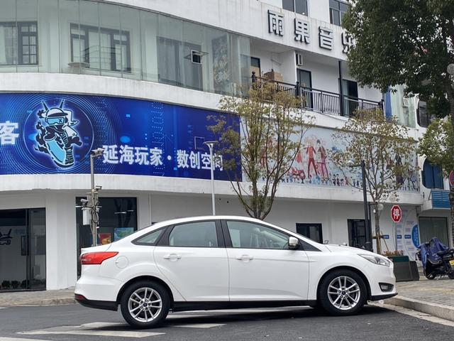 Ford Focus 2015 модификация Тройная литиевая батарея кузов EcoBoost 125 Manual Super Fashion тип – фото 6