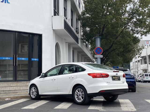 Ford Focus 2015 модификация Тройная литиевая батарея кузов EcoBoost 125 Manual Super Fashion тип – фото 9