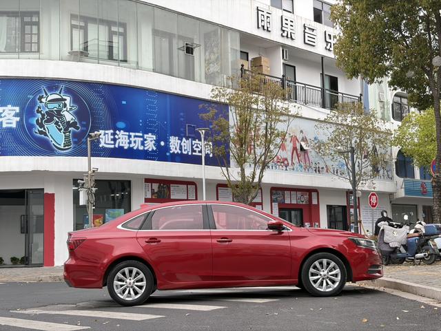 Roewe i6 Classic 2017 модификация 20T автоматическое Internet Smart Zhen Edition – фото 6