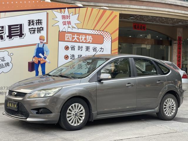 Ford Focus 2013 Hatchback Classic 1.8L Automatic Fashion – фото 1