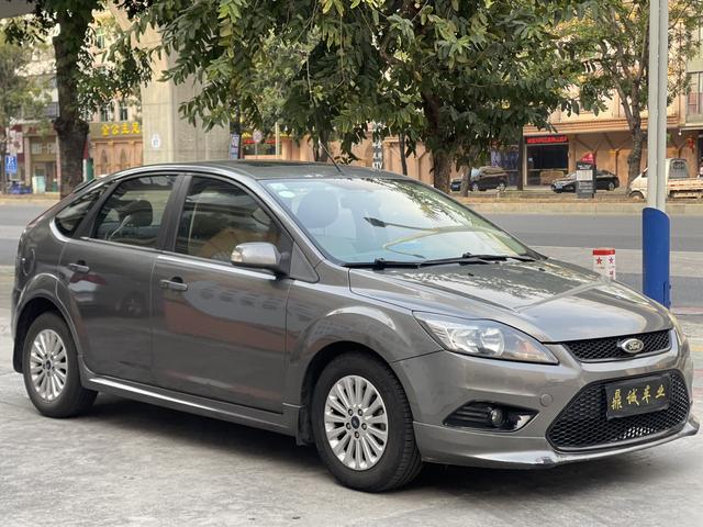 Ford Focus 2013 Hatchback Classic 1.8L Automatic Fashion – фото 3