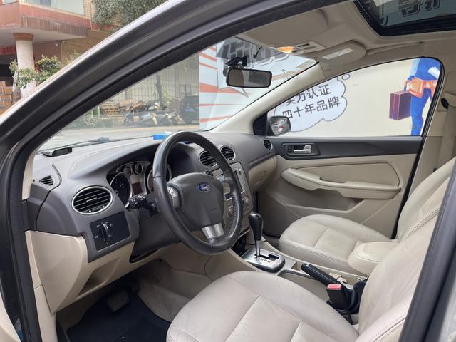 Ford Focus 2013 Hatchback Classic 1.8L Automatic Fashion – фото 4