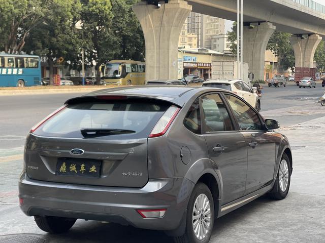 Ford Focus 2013 Hatchback Classic 1.8L Automatic Fashion – фото 8
