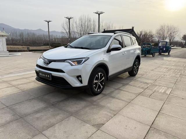Toyota RAV4 2016 модификация 2.0L CVT 2WD Urban Edition – фото 1