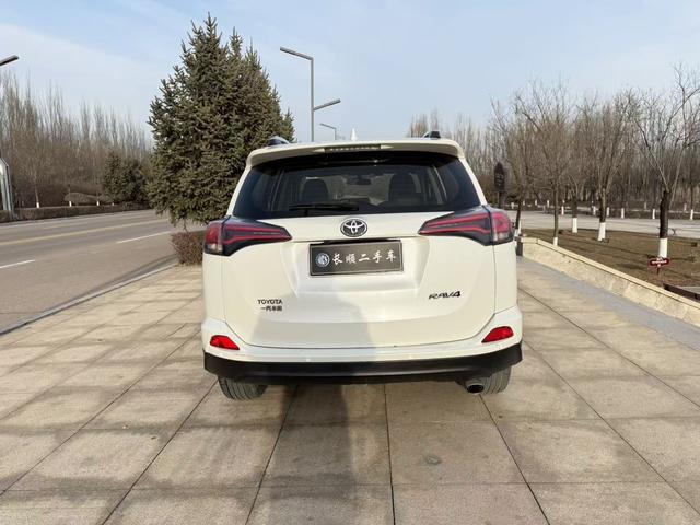 Toyota RAV4 2016 модификация 2.0L CVT 2WD Urban Edition – фото 8
