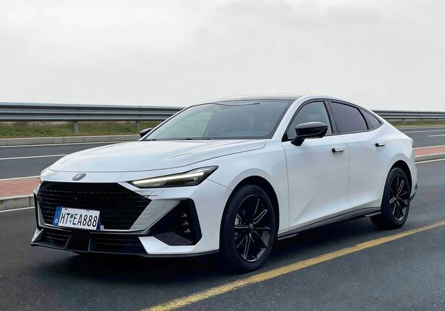Changan UNI-V 2023 1.5T Premium Enjoy – фото 1