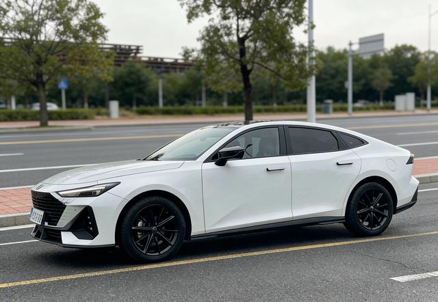 Changan UNI-V 2023 1.5T Premium Enjoy – фото 2