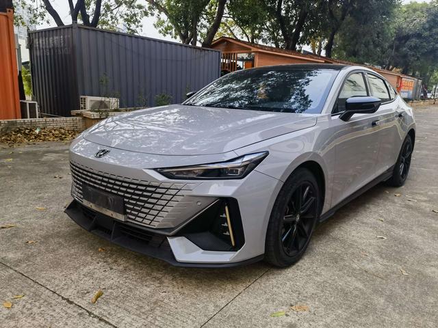 Changan UNI-V 2022 1.5T Premium – фото 1