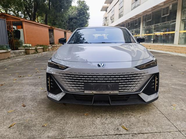 Changan UNI-V 2022 1.5T Premium – фото 2