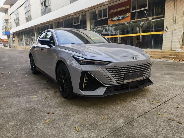 Changan UNI-V 2022 1.5T Premium – фото 3