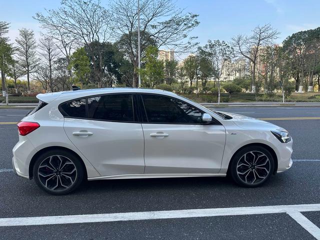 Ford Focus 2021 2-Class EcoBoost 180 Automatic ST Line – фото 4