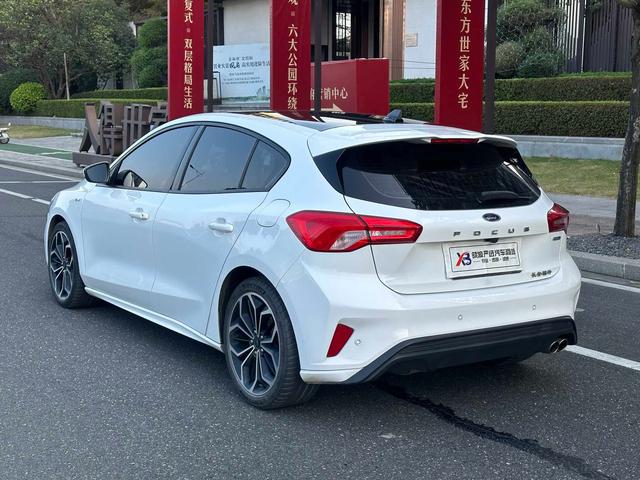Ford Focus 2021 2-Class EcoBoost 180 Automatic ST Line – фото 5