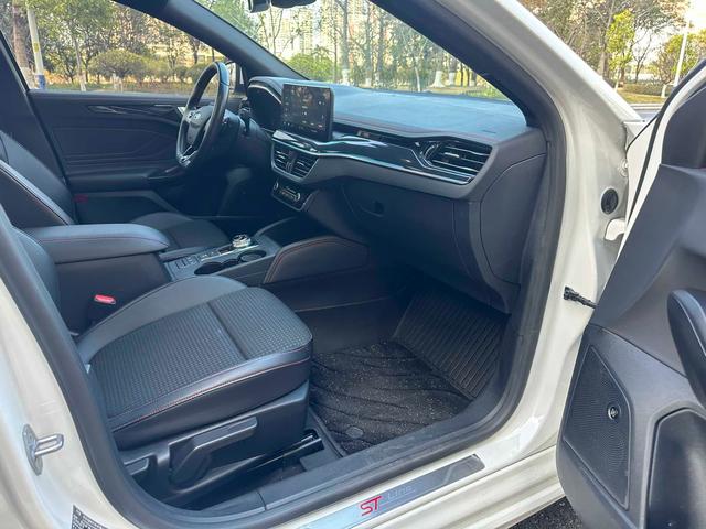 Ford Focus 2021 2-Class EcoBoost 180 Automatic ST Line – фото 16