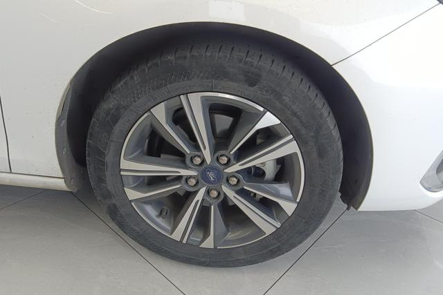 Ford Focus 2021 1.5L Automatic Diamond – фото 5