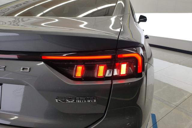 Ford Mondeo 2023 EcoBoost 180 Luxury – фото 8