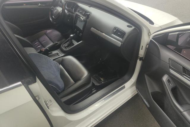 Volkswagen Sagitar 2015 1.6L Automatic Comfort – фото 6