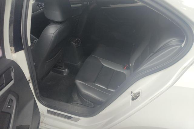 Volkswagen Sagitar 2015 1.6L Automatic Comfort – фото 13