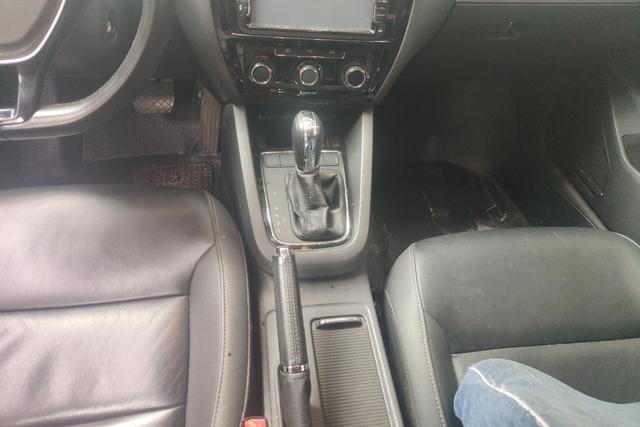 Volkswagen Sagitar 2015 1.6L Automatic Comfort – фото 16