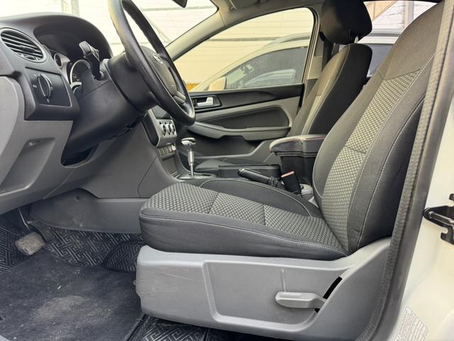 Ford Focus 2013 Hatchback Classic 1.8L Automatic Basic – фото 8