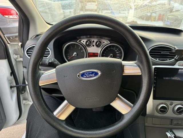Ford Focus 2013 Hatchback Classic 1.8L Automatic Basic – фото 9