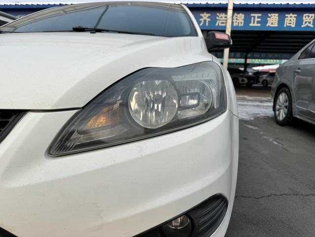 Ford Focus 2013 Hatchback Classic 1.8L Automatic Basic – фото 12
