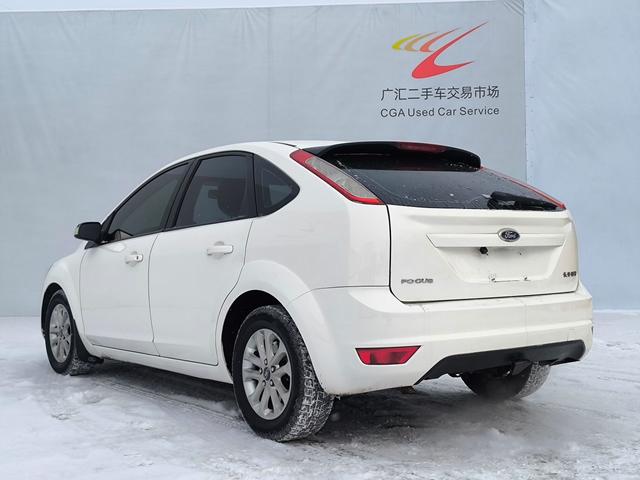 Ford Focus 2013 Hatchback Classic 1.8L Automatic Basic – фото 15