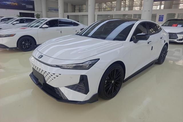Changan UNI-V 2024 1.5T Premium Sport – фото 1