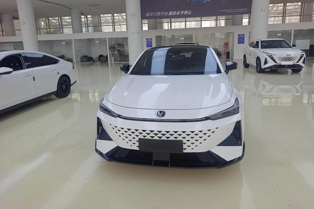 Changan UNI-V 2024 1.5T Premium Sport – фото 3