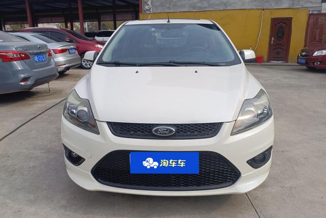 Ford Focus 2013 Hatchback Classic 1.8L Automatic Basic – фото 3