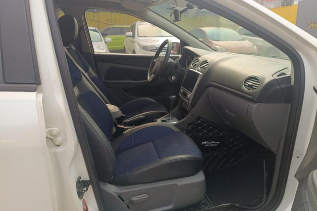 Ford Focus 2013 Hatchback Classic 1.8L Automatic Basic – фото 6