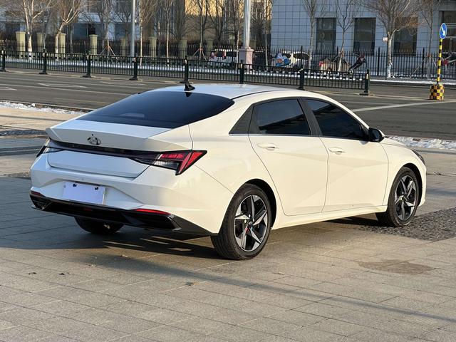 Hyundai Elantra 2021 1.5L CVT LUX Premium – фото 4