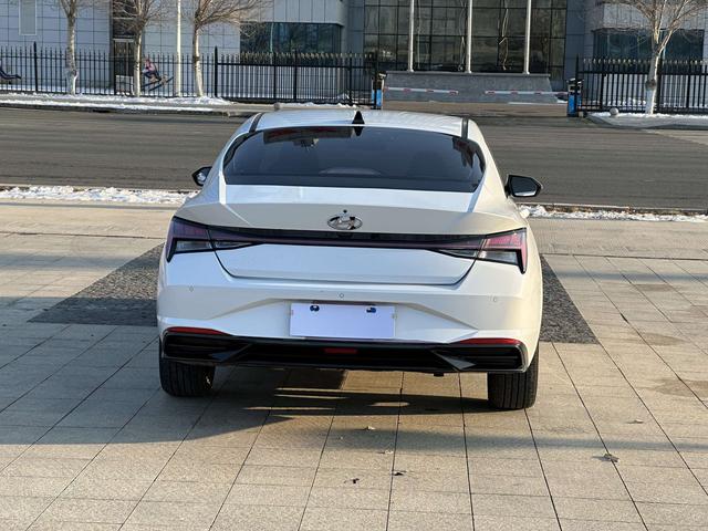 Hyundai Elantra 2021 1.5L CVT LUX Premium – фото 5