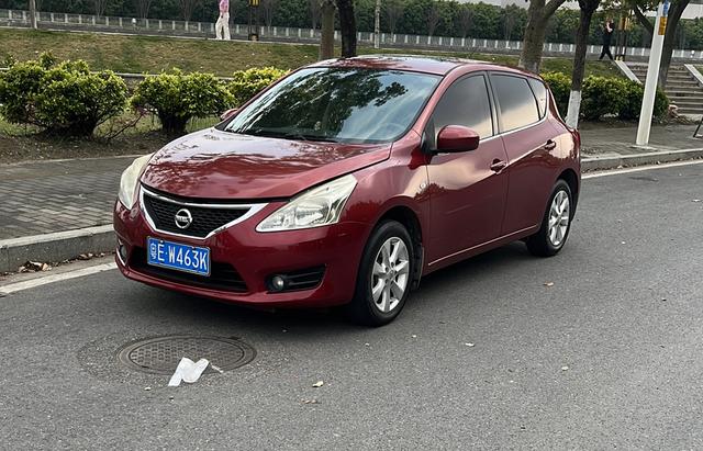 Nissan Tiida 2011 1.6L CVT Comfort – фото 1