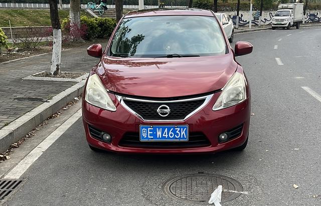 Nissan Tiida 2011 1.6L CVT Comfort – фото 2