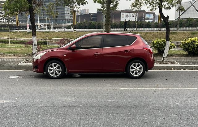 Nissan Tiida 2011 1.6L CVT Comfort – фото 3