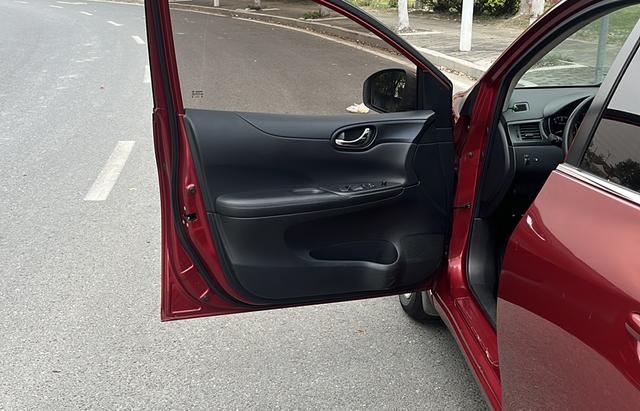 Nissan Tiida 2011 1.6L CVT Comfort – фото 8
