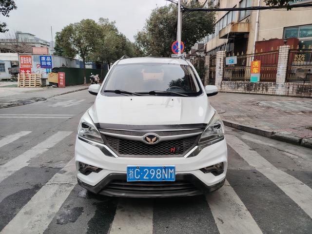 BAIC Huansu H3 2017 модификация 1.5L Manual Com f ort Световой люк Edition