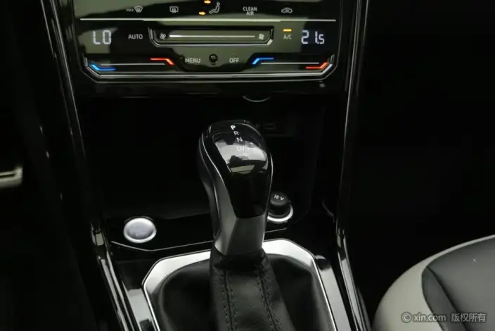 Volkswagen T-Roc 2023 Model 300TSI DSG Chenguang Edition – фото 16