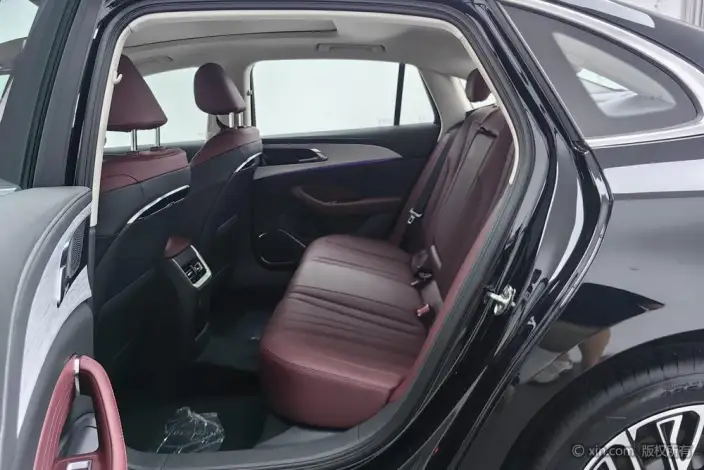 Hongqi H5 2025 Model 2.0T Automatic Flag Enjoy Edition – фото 18