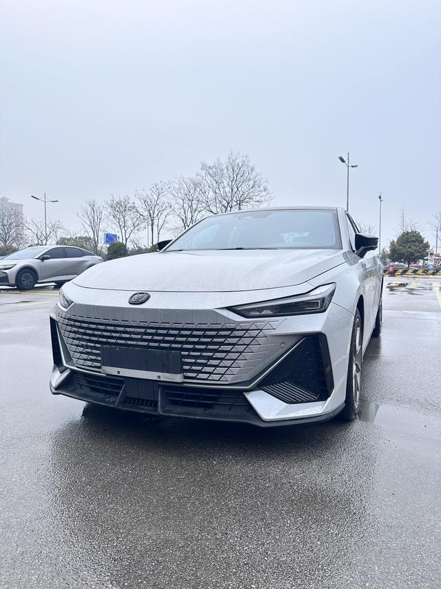 Changan UNI-V 2023 1.5T Premium Enjoy – фото 1