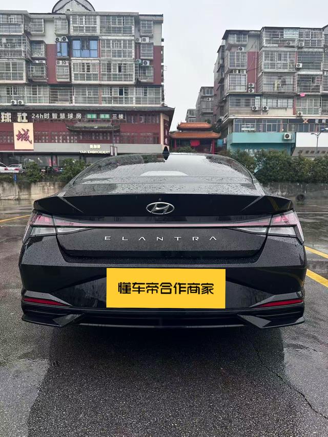Hyundai Elantra 2021 1.5L CVT LUX Premium – фото 12
