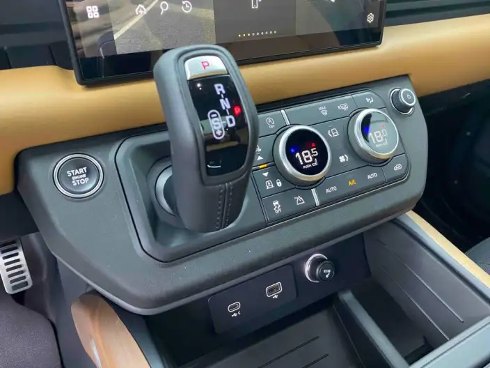 Land Rover Defender 2024 Model 110 3.0T P400 X-Dynamic HSE – фото 31